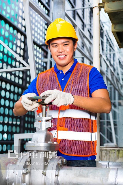 中國(guó)技術(shù)人員在閥門(mén)上工作Chinese Technician working on valve